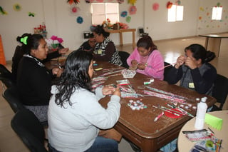 Imparten talleres de manualidades a mujeres de San Pedro para que a su vez los lleven a otros sectores.