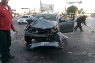 Tras el fuerte choque en el bulevar Independencia, los conductores resultaron con lesiones leves.