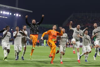 Jugadores de Juventus celebran el triunfo de ayer en la Serie A, ante Cagliari Calcio, en el estadio Sardegna Arena.