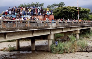 Centenares de venezolanos cruzaron en la mañana de ayer el puente internacional Simón Bolívar, que comunica con Cúcuta. (EFE)