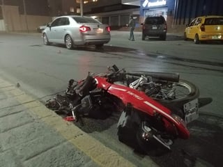 El conductor de la motocicleta perdió la vida tras el impacto. (EL SIGLO DE TORREÓN) 