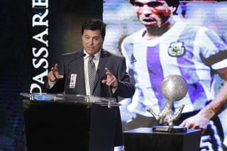 El exfutbolista argentino Daniel Passarella durante la ceremonia de su investidura al Salón de la Fama de Fútbol en noviembre de 2015. (EFE)