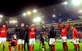 Con esta victoria, Standard se acercó a dos puntos del equipo Genk, líder del grupo y quien, por ahora, se alzaría con el trofeo de la PRO League de Bélgica. (Especial)