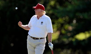 En el libro de Rick Reilly se narran varias trampas que ha hecho Donald Trump jugando al golf.