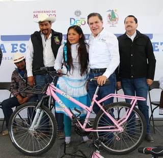 El gobernador de Durango, José Aispuro Torres, entregó bicicletas a niños y niñas de comunidades de Mezquital. (CORTESÍA)