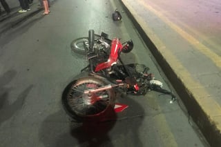 El joven motociclista fue llevado a un hospital de la ciudad a bordo de una ambulancia de la Cruz Roja de Torreón, minutos después de su ingreso perdió la vida.