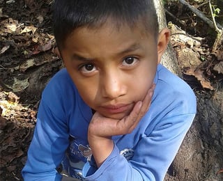 Felipe Gómez Alonzo, de 8 años, y su padre, Agustín, fueron detenidos por la Patrulla Fronteriza a mediados de diciembre. (AP)
