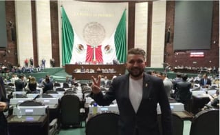 De visita. El líder de la banda El Recodo de Cruz Lizárraga, Alfonso Lizárraga, en el pleno de la Cámara de Diputados. (ESPECIAL)