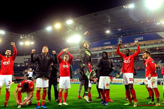 Guillermo Ochoa y sus compañeros celebran la victoria del Standard de Lieja 2-1 sobre el Gent.