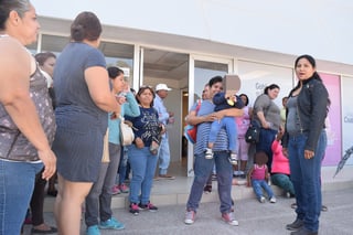 Ayer acudieron nuevamente simpatizantes de Antorcha Popular, al edificio Coahuila, pues siguen sin tener respuesta a peticiones. (MARY VÁZQUEZ)