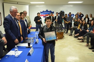 El pequeño de 11 años acudió ayer a la presidencia municipal y recibió un reconocimiento además de una tableta. Fue felicitado por el ICAI y por el alcalde de Torreón, Jorge Zermeño Infante. (FERNANDO COMPEÁN)