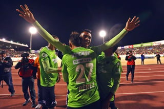 Los jugadores de los Bravos celebran tras anotar el primer tanto en la victoria ante Pumas. (Jam Media)