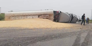 La carga que llevaba, la cual consistía en 30 toneladas de maíz, terminó esparcida sobre el pavimento, por lo que la vialidad fue cerrada parcialmente a la circulación vehicular. (EL SIGLO DE TORREÓN) 

