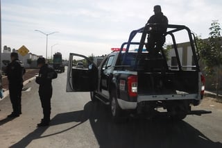 Vecinos de fraccionamiento Los Murales se entrevistaron ayer con policías municipales de Lerdo.