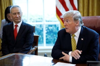 El presidente Donald Trump se reunió con el vicepremier chino, Liu He (Izq.), ayer en la Oficina Oval. (EFE)
