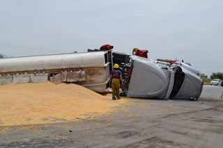 Se vuelca tráiler con 30 toneladas de granos en la carretera El Esterito.