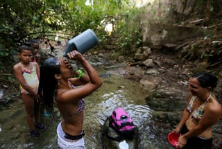 Una mujer venezolana se baña en uno de los arroyos del Parque Nacional El Ávila. (EFE)