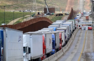 Cientos de camiones hicieron fila ayer para cruzar hacia Estados Unidos, en la garita de Otay Mesa, en la ciudad de Tijuana, en el estado de Baja California. (EFE)