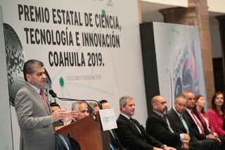 El gobernador entregó el galardón de Ciencia, Tecnología e Innovación al doctor Cristóbal Noé Aguilar.