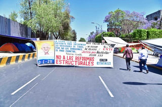Bajo el grito de '¡Abrogación, No simulación!', desde las 9:00 horas, maestros provenientes de escuelas de Oaxaca, Chiapas, Michoacán, Guerrero y de Ciudad de México se comenzaron a reunir frente a Palacio Nacional. (ARCHIVO)
