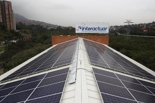 Los paneles, que también generan un beneficio económico, fueron desarrollados por Hybritec, una empresa joven de Medellín. (EFE)