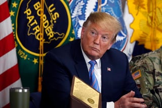 Trump asegura que EUA está desbordado por la llegada de indocumentados. (AP) 
