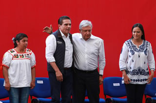 En esta localidad, el presidente López Obrador arribó para entregar también becas y apoyos de los programas integrales de bienestar. Mientras presentaban al gobernador Silvano Aureoles, comenzaron las rechiflas y los abucheos. (NOTIMEX)