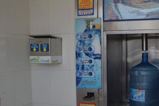 Mantienen revisiones en máquinas expendedoras de agua, son 140 en el padrón de Torreón. (ROBERTO ITURRIAGA)