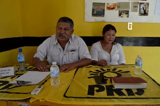 José Natividad de la Cruz, presidente del Comité Municipal del PRD y Margarita Aguilar del Río, secretaria del Comité Ejecutivo Estatal, dicen que los abusos policiacos continúan. (EDITH GONZÁLEZ)
