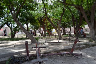 Ni uno sólo de los juegos infantiles instalados en la única plaza que hay en el ejido El Cambio sobrevivió al vandalismo. (EDITH GONZÁLEZ)