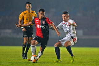 El paraguayo Osvaldo Martínez pelea una pelota contra chileno Bryan Carrasco en el duelo de la jornada 13 de la Liga MX. (Jam Media)
