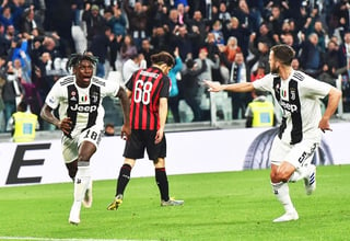Moise Kean festeja tras anotar el segundo gol de Juventus, en la victoria 2-1 ante el Milán por la Serie A de Italia.