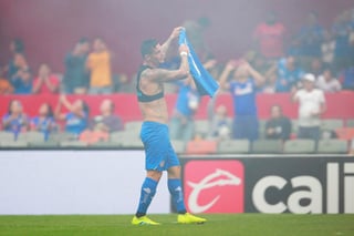Milton Caraglio, del Cruz Azul, en festejo después de anotar el segundo gol de su equipo y el 10,000 del Estadio Azteca. (Jam Media)