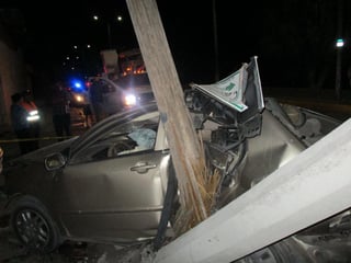 El vehículo derribó dos postes, uno de madera y uno de concreto. (EL SIGLO DE TORREÓN) 