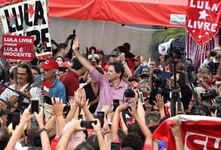 Fernando Haddad, del Partido de los Trabajadores, saluda en una protesta en el primer aniversario del encarcelamiento de Lula. (AP)