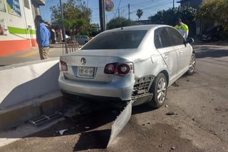 Luego del choque, el automóvil Bora fue proyectado hacia la esquina y se impactó contra una protección de concreto.