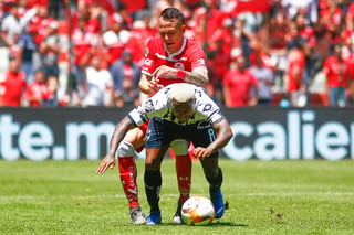 Rodrigo Salinas, del Toluca, y Dorlan Pabón, de Monterrey, disputan el balón durante el juego de la Jornada 13.