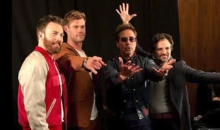 Entonados. Los actores Chris Evans, Chris Hemsworth, Robert Downey Junior y Mark Ruffalo cantaron el tema Hey Jude. (ESPECIAL)