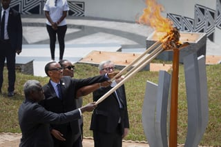El presidente de Ruanda, Paul Kagame (2° Izq.), la primera dama de Rwanda, Jeannette Kagame (2ª Der.), el presidente de la Comisión Europea Jean-Claude Juncker (Der.) y el presidente de la Comisión de la Unión Africana Moussa Faki (Izq.) encienden la llama del recuerdo durante un evento de conmemoración en el Centro de Conmemoración del Genocidio de Kigali, Ruanda. (EFE)