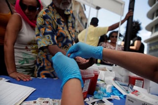 Datos de la OPS indican que los nuevos casos anuales de VIH se mantienen en 120,000 desde 2010 en América Latina y el Caribe. (ARCHIVO)