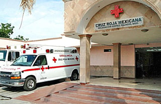 El motociclista fue trasladado al puesto de socorro de Cruz Roja para su atención médica, sin embargo, debido a la gravedad de sus lesiones fue canalizado a un hospital del sector salud. (ARCHIVO) 