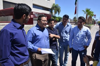 Este lunes acudieron a interponer el recurso de amparo contra el incremento en las tarifas del transporte público de Torreón. (FERNANDO COMPEÁN) 