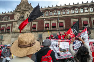 Tras participar en una marcha que partió del monumento a la Revolución al Zócalo de la Ciudad de México, el SITUAM, que lleva 66 días en huelga, exigió que el presidente intervenga para resolver el conflicto laboral. (EL UNIVERSAL)