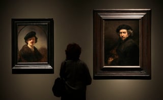 Una persona mira autorretratos del holandés del siglo XVII Rembrandt, en el Museo de Arte de Cleveland.