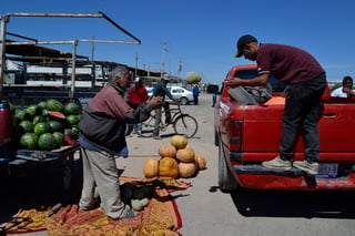 Ayer llegaron los primeros melones que se cosecharon en el municipio de Matamoros en esta temporada, provenientes del ejido Morelos. (EL SIGLO DE TORREÓN/EDITH GONZÁLEZ)