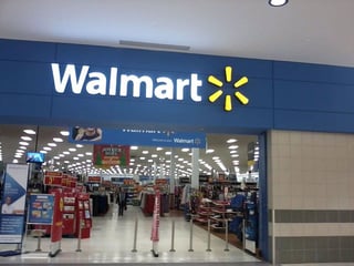 Walmart de México busca con todo defender su mercado y ya le hace frente a la plataforma de Jeff Bezos. (ARCHIVO)