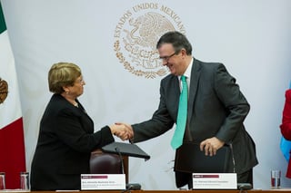 La alta comisionada para los Derechos Humanos de la ONU, Michelle Bachelet, y el secretario de Relaciones Exteriores, Marcelo Ebrard, encabezaron la Firma del Acuerdo de Asesoría y Asistencia Técnica para la Comisión de la Verdad del caso Ayotzinapa. (NOTIMEX)