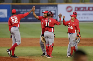 Jugadores de Cuba celebran tras derrotar a México en la Serie del Caribe de este año.