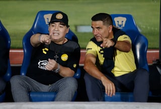 El ex astro argentino Diego Maradona (i), técnico de los Dorados de Sinaloa, dialoga con un miembro del cuerpo técnico del club.