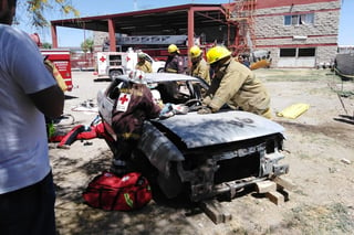Bomberos y Protección Civil de Matamoros se capacitan para hacer rescates de personas en vehículos siniestrados. (EL SIGLO DE TORREÓN)